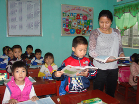 Hiện nay, trường tiểu học Vĩnh Tiến B, Kim Bôi có 53,9% giáo viên có trình độ trên chuẩn. Mỗi năm có 5-7 học sinh đoạt giải học sinh giỏi cấp tỉnh.