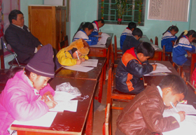 Các thí sinh dự thi học sinh giỏi môn toán và tiếng Việt lớp 5 cấp tỉnh trong giờ làm bài thi.