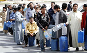 Người dân xếp hàng mua nhiên liệu ở Ajdabiya ngay khi quân chính phủ đẩy lui lực lượng nổi dậy về phía Đông