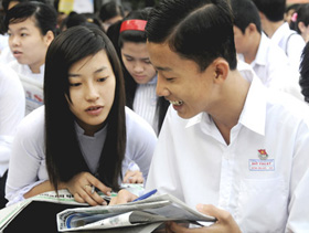 Học sinh lớp 12 trường THPT Hồ Thị Kỷ tỉnh Cà Mau tham dự buổi tư vấn “Tiên hướng nghiệp - hậu hướng trường” năm 2011 do Báo SGGP tổ chức