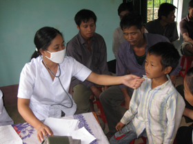 Đội ngũ thầy thuốc khám bệnh, cấp thuốc miễn phí cho nhân dân xóm Khuôi, phường Thái Bình
