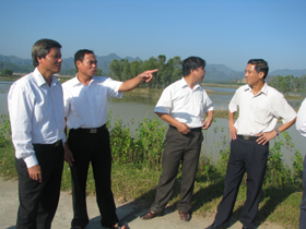 Lãnh đạo huyện Lương Sơn đi kiểm tra tình hình thực hiện Nghị quyết Đại hội Đảng bộ huyện tại xã Thanh Lương