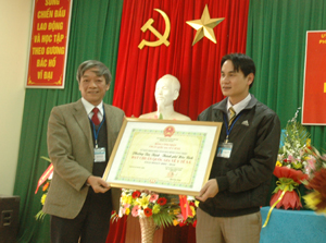 Lãnh đạo UBND thành phố Hoà Bình trao Bằng công nhận Chuẩn Quốc gia về y tế cho phường Tân Thịnh.