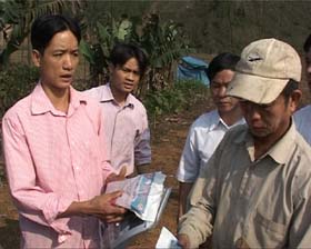 Cán bộ khuyến nông xã Vầy Nưa (Đà Bắc) hướng dẫn nhân dân trong xã trồng giống ngô lai LVN99.