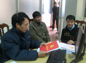 Bộ phận tín dụng - Chi nhánh Ngân hàng NN&PTNT huyện Cao Phong hướng dẫn nông dân làn thủ tục vay vốn.