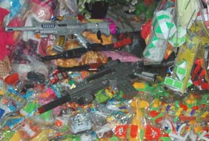Các loại súng nhựa được bày bán công khai tại các sạp hàng đồ chơi tại chợ Phương Lâm (TPHB).