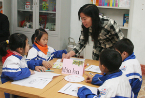Nữ giáo viên trường Tiều học Kim Đồng ( thành phố Hòa Bình) được quan tâm, bồi dưỡng, đào tạo chuyen môn đạt chuẩn theo quy định.