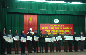 Tặng kỷ niệm chương “Vì an ninh chủ quyền biên giới Tổ quốc” cho 20 đồng chí trong BLL truyền thống BĐBP TPHB.
