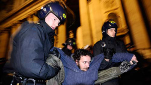 Cảnh sát Anh áp giải một thành viên nhóm biểu tình “Chiếm lấy London” ở trung tâm thủ đô tối 28-2 - Ảnh: Reuters
