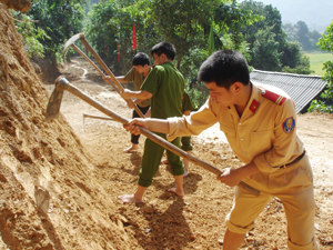 Lực lượng ĐV-TN Công an huyện Kỳ Sơn tham gia giúp nhân dân xóm Mơn, xã Phúc Tiến làm đường GTNT.