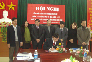 Đại diện các cơ quan khối Đảng tỉnh ký kết giao ước thi đua năm 2012.