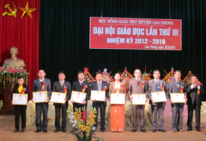 Lãnh đạo huyện Cao Phong tặng giấy khen cho các cá nhân có thành tích trong công tác XHH giáo dục giai đoạn 2006-2011.