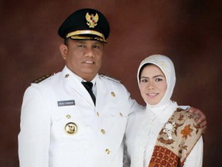 Truyền thông Indonesia không nói rõ lương của ngài tỉnh trưởng Rusli Habibie có được chuyển cho phu nhân Idah Syaidah hay không - Ảnh: Chính quyền tỉnh Gorontalo