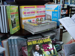 Năm nay, khi Bộ GD-ĐT không phát hành cuốn “Những điều cần biết về tuyển sinh” thì có hàng loạt sách cẩm nang tuyển sinh xuất hiện trên thị trường.
