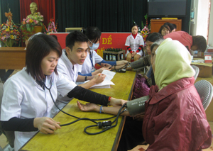 Đoàn tình nguyện khám, tư vấn sức khoẻ cho nhân dân.