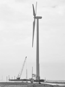 Tua-bin gió đầu tiên của Dự án Nhà máy điện gió Bạc Liêu.