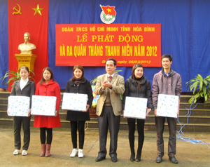 Đồng chí Nguyễn Văn Quang, Phó Bí thư TT Tỉnh ủy, Chủ tịch HĐND tỉnh tặng quà 5 trường tiểu học trên địa bàn huyện Đà Bắc. 
