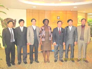 Đồng chí Bùi Văn Tỉnh, UVTW Đảng, Chủ tịch UBND tỉnh và đoàn công tác với bà Victoria Kwakwa, Giám đốc Ngân hàng thế giới tại Việt Nam.