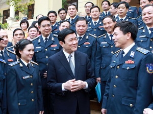 Chủ tịch nước Trương Tấn Sang nói chuyện với cán bộ, chiến sỹ Cục cảnh sát Biển Việt Nam. (Ảnh: Nguyễn Khang/TTXVN)
