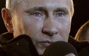Nước mắt có thể thấy rõ chảy xuống má ông Putin dưới ánh đèn khi ông phát biểu trước người ủng hộ.