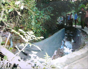 Công trình kè bờ suối do gia đình ông Nguyễn Khắc Quyết xây dựng vi phạm lấn ra lòng suối.