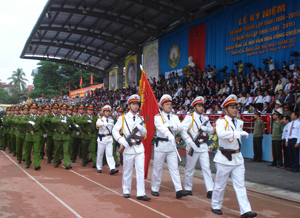 Lực lượng Công an tỉnh diễu hành tại Lễ kỷ niệm 125 năm thành lập tỉnh.