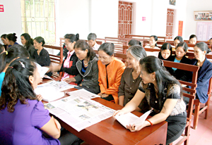 Hội viên phụ nữ xóm Nam Hòa, xã Xuất Hóa (Lạc Sơn)  tìm hiểu thông tin, kiến thức pháp luật qua sách, báo.           
                                                       
 
