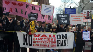 Người Mỹ biểu tình ở Washington hôm 4-3 để phản đối chiến tranh với Iran và ảnh hưởng của các thế lực thân Israel đối với Quốc hội Mỹ - Ảnh: AFP
