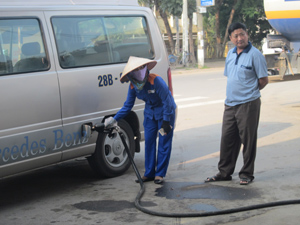 Nhóm giao thông chịu ảnh hưởng trực tiếp của việc tăng giá xăng, dầu (ảnh chụp tại cửa hàng xăng dầu Đồng Tiến – thành phố Hòa Bình)


