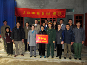 Ban CHQS thành phố và UBMTTQ thành phố bàn giao nhà đại đoàn kết cho gia đình bà Nguyễn Thị Nho ở xóm Mỵ, xã Yên Mông (TPHB).