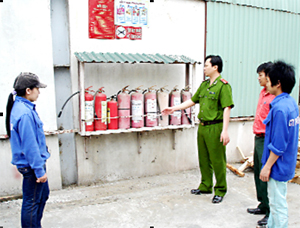 Kiểm tra công tác ATVSLĐ - PCCN tại Công ty TNHH Sơn Thủy, xã Dân Hòa (Kỳ Sơn).