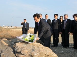 Thủ tướng Nguyễn Tấn Dũng đặt hoa tưởng niệm nạn nhân động đất, sóng thần tại tỉnh Miyagi, Nhật Bản.