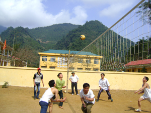 Đội bóng chuyền ĐVTN xã Vầy Nưa thường xuyên tổ chức giao lưu giữa các xóm, bản.