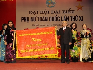 Tổng Bí thư Nguyễn Phú Trọng trao tặng Đại hội bức trướng Phụ nữ Việt Nam 