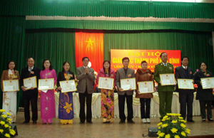 Lãnh đạo UBND thành phố Hòa Bình tặng giấy khen cho các cá nhân có thành tích xuất sắc trong công tác XHH giáo dục giai đoạn 2007- 2011.