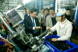 Đồng chí Bùi Văn Tỉnh, UVT.Ư Đảng, Chủ tịch UBND tỉnh thăm Công ty Ban Đai 100% vốn Nhật Bản.
