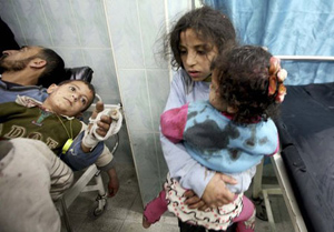 Các em nhỏ Palestine bị thương trong các cuộc không kích của Israel đang được điều trị tại bệnh viện ở Gaza.