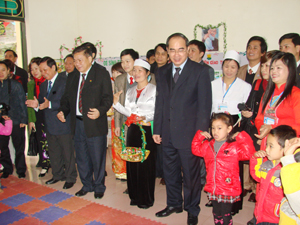 Phó Thủ tướng Chính phủ Nguyễn Thiện Nhân và các đồng chí lãnh đạo tỉnh ta cùng với cô, trò trường mầm non Sơn Ca- Phú Minh- Kỳ Sơn.