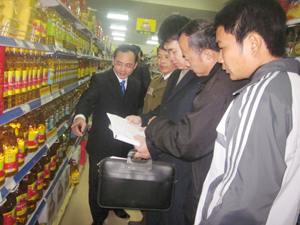 Lực lượng chức năng kiểm tra việc thực hiện niêm yết giá của các DN thương mại nhằm bảo vệ quyền NTD (ảnh tại siêu thị Vì Hòa Bình).