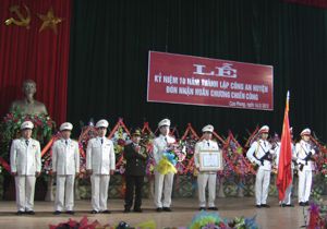 Thừa ủy quyền, đồng chí Bùi Đức Sòn, Giám đốc Công an tỉnh trao Huân chương chiến công hạng nhì cho Công an huyện Cao Phong.