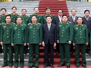 Chủ tịch nước Trương Tấn Sang chụp ảnh với các vị lãnh đạo Bộ Quốc phòng và Văn phòng Chủ tịch nước.