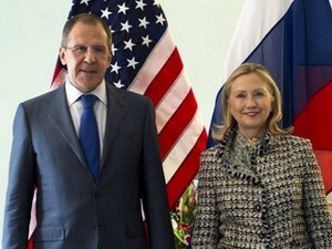 Ngoại trưởng Mỹ Hillary Clinton (phải) và người đồng cấp Nga Sergei Lavrov.