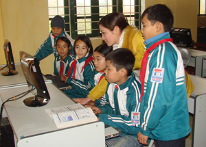Các trường ở Cao Phong từng bước được đầu tư cơ sở vật chất, trang thiết bị bảo đảm cho việc dạy và học. Hiện nay, số phòng học kiên cố chiếm trên 90%. Ảnh: Một giờ học tin của cô và trò trường THCS Bắc Phong.