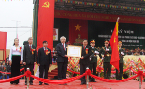 Được uỷ quyền của Chủ tịch nước, đồng chí Hoàng Việt Cường, Bí thư Tỉnh uỷ trao Huân chương Lao động hạng ba cho huyện Cao Phong.
