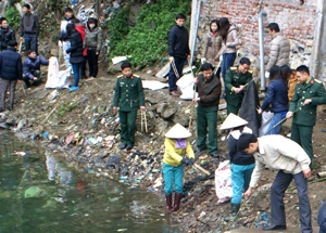 ĐV- TN thành phố và Khối các cơ quan tỉnh tham gia dọn vệ sinh khu vực Cảng Bích Hạ, xã Hợp Thịnh (TP Hoà Bình) nhằm thiết thực hưởng ứng Tháng thanh niên 2012.