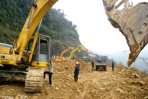 Công ty CPĐTXD CT 222 huy động nhân lực, máy móc khắc phục sự cố sạt lở núi QL6 tại km 138+750 khu vực xã Đồng Bảng (Mai Châu).