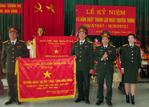 Thừa uỷ quyền của Tư lệnh Quân khu 3, đại tá Nguyễn Thế Dân, Chính uỷ Bộ CHQS tỉnh đã trao cờ lưu niệm cho CBCS, giáo viên trường Quân sự tỉnh.