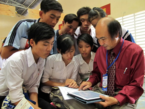 Tiến sĩ Trần Mạnh Thành, Phó hiệu trưởng Trường CĐ Bách Việt TP.HCM, hướng dẫn các em học sinh ở H.Thủ Thừa (Long An) ghi hồ sơ đăng ký dự thi.