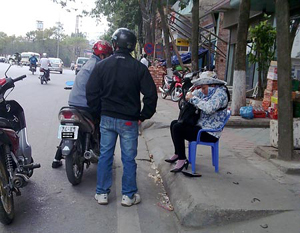 Một góc “chợ” ngoại tệ trên đường Nguyễn Huệ (TP Lào Cai). Ảnh: Trần Huy.