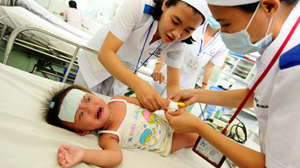 Chăm sóc bệnh nhi bệnh tay chân miệng ở Bệnh viện Nhi Đồng 1 (TP.HCM).